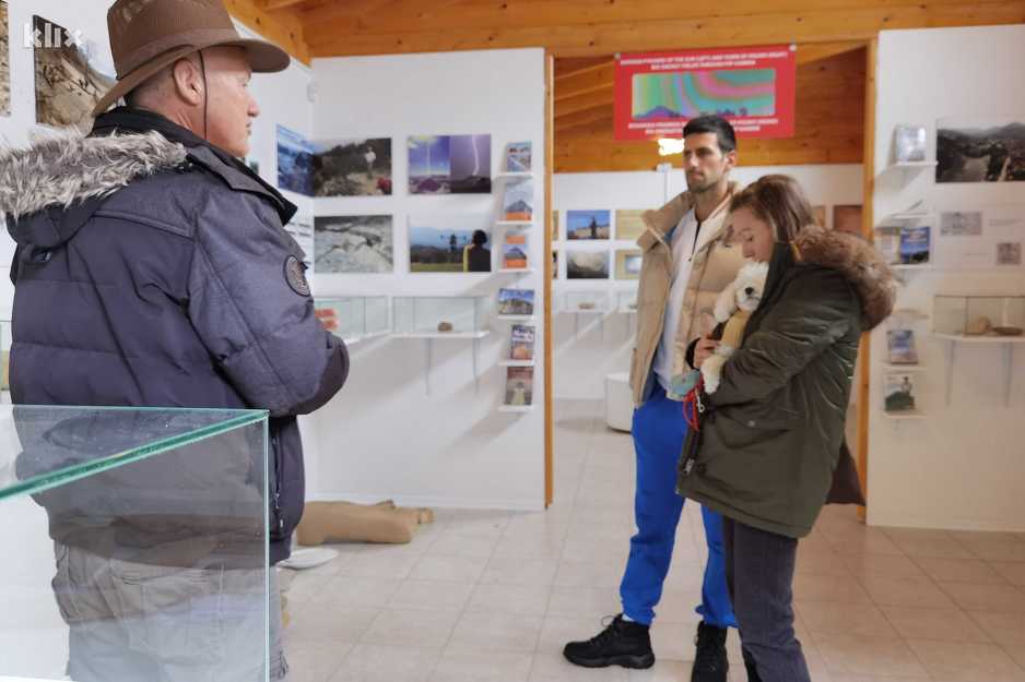 Novak i Jelena Đoković sa Semirom Osmanagićem u muzeju (Foto: E. M./Klix.ba)