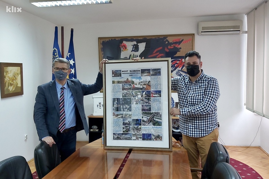 Imamović i Hadžibeganović tokom primopredaje poklona