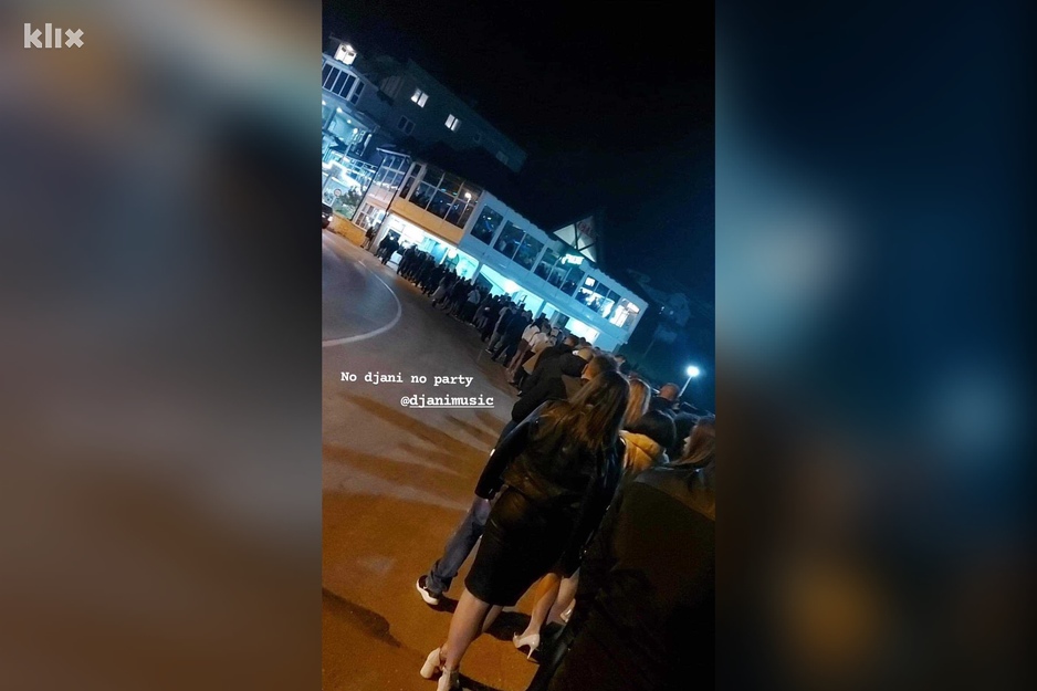 Brojni građani ispred ulaza u klub Plaža jezera Modrac u Lukavcu (Foto: Instagram)