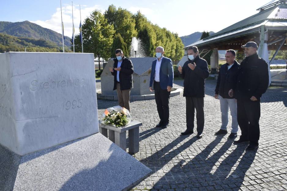 Članovi DF-a odali počast žrtvama genocida u Srebrenici (Foto: Demokratska fronta)