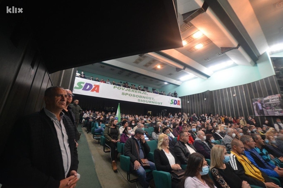 Na skupu stotine građana (Foto: SDA Srebrenik)