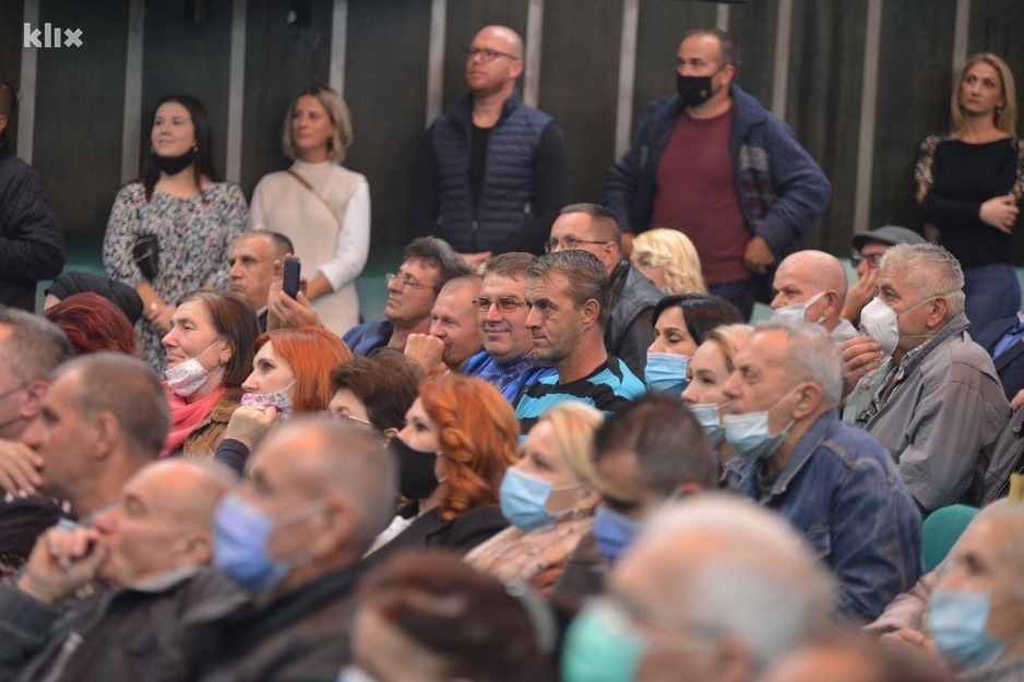 Ozarena lica građana kao da nema korone (Foto: SDA Srebrenik)