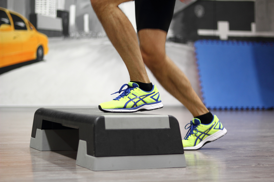 Steps-ups vježba je preporučljiva za jačanje donjeg dijela tijela (Ilustracija: Shutterstock)