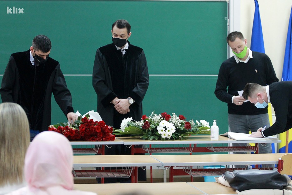 Poseban trenutak i za dekana Ekonomskog fakulteta u Zenici (Foto: E. M./Klix.ba)