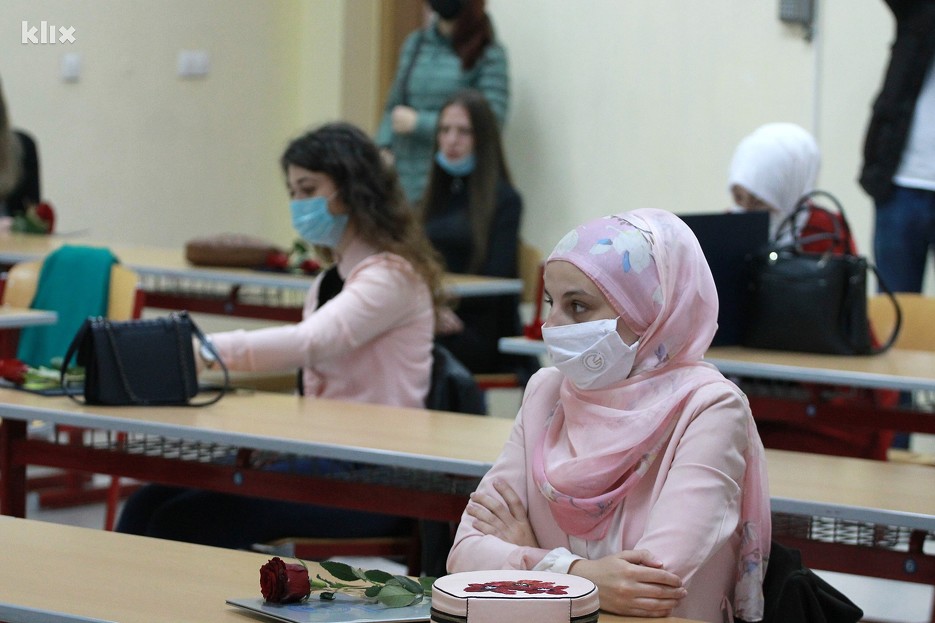 Maske i distanca obavezni bili na svečanosti (Foto: E. M./Klix.ba)