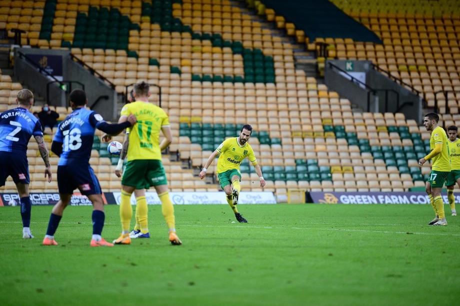 Mario Vrančić postiže pobjedonosni gol za Norwich iz slobodnog udarca