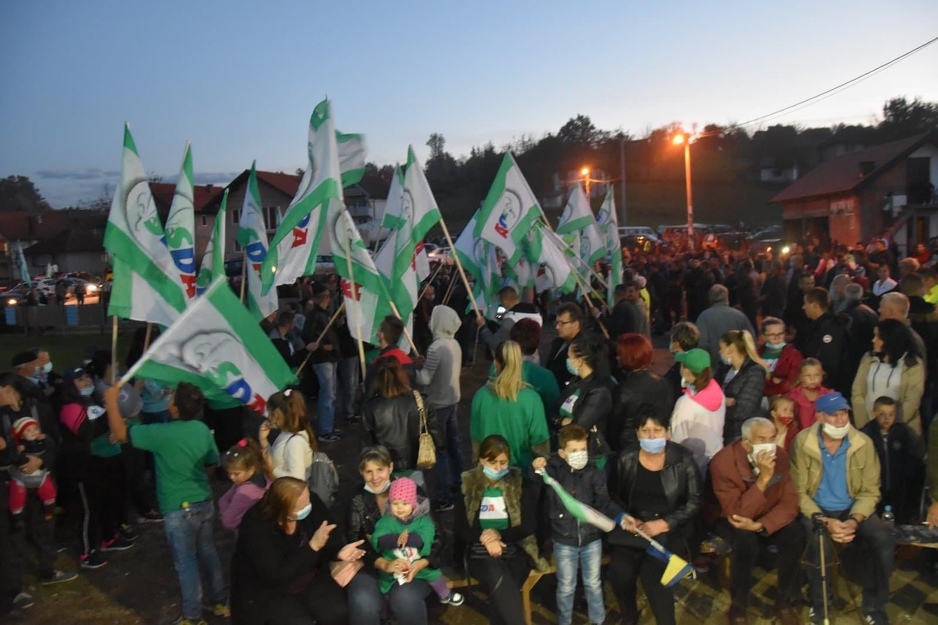 Skup sa kršenjem epidemioloških mjera (Foto: SDA Banovići)