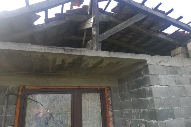 Porodica Lugonja živi u neuslovnoj kući (Foto: Pomozi.ba)