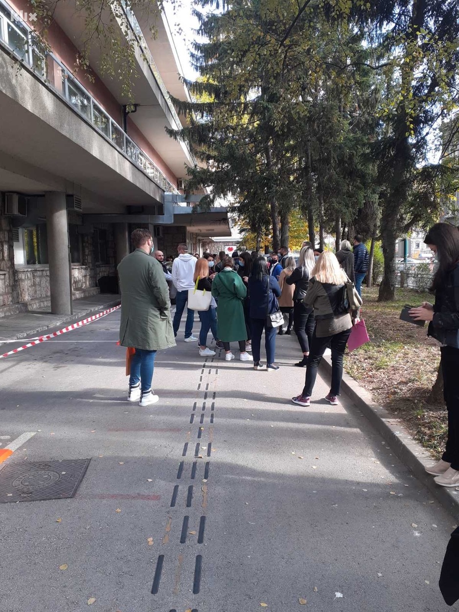 S obzirom na nemogućnost držanja distance postoji rizik od zaraze (Foto: Klix.ba)