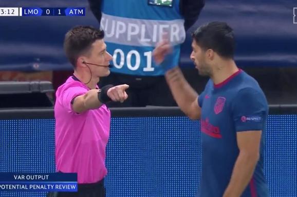 Suarez dobija žuti karton zbog protesta i prilaska sudiji tokom gledanja sporne situacije