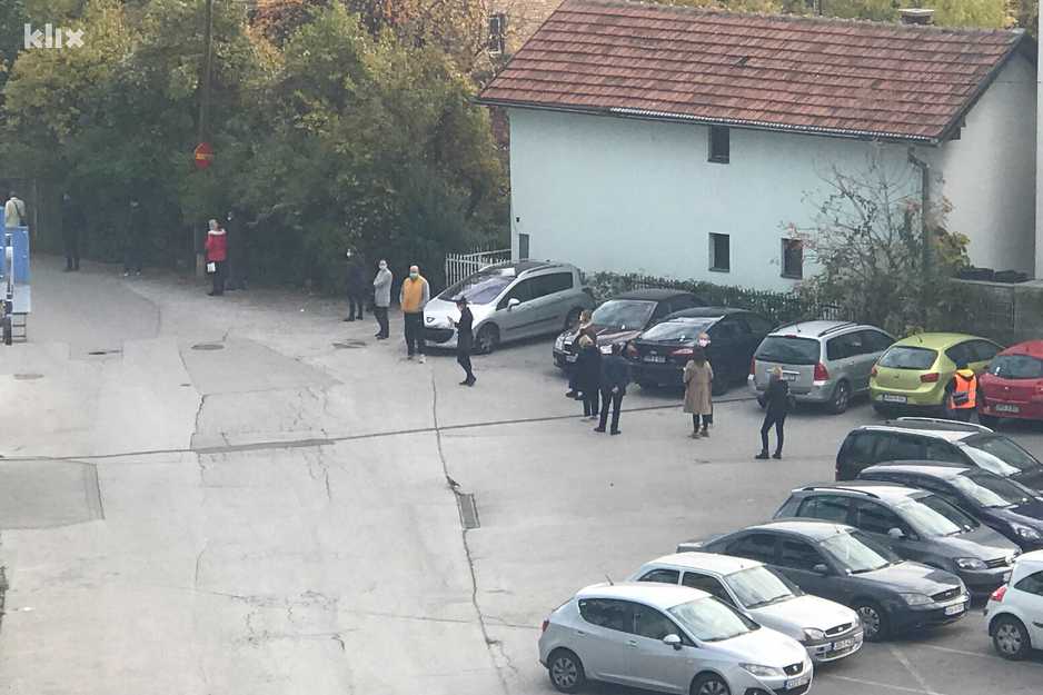 Dug red ispred Doma zdravlja