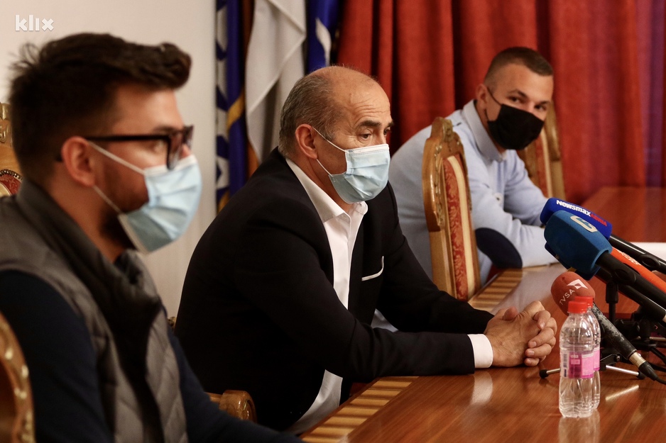 Rektor sa studentima (Foto: D. Ć./Klix.ba)