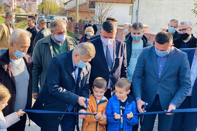 U Janji instalirana rasvjeta na Osnovnoj školi "Meša Selimović" (Foto: Ministarstvo za raseljene osobe i izbjeglice FBiH)