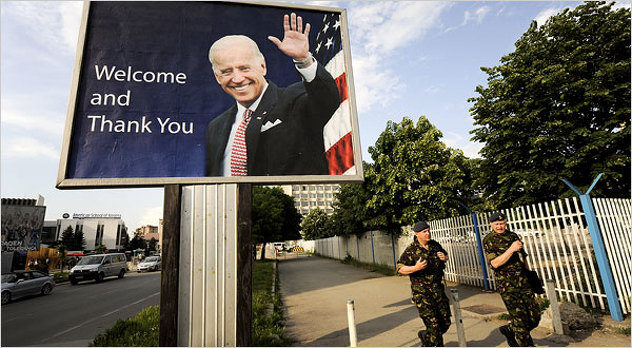 Plakati podrške za vrijeme posjete kad je bio Obamin potpredsjednik
