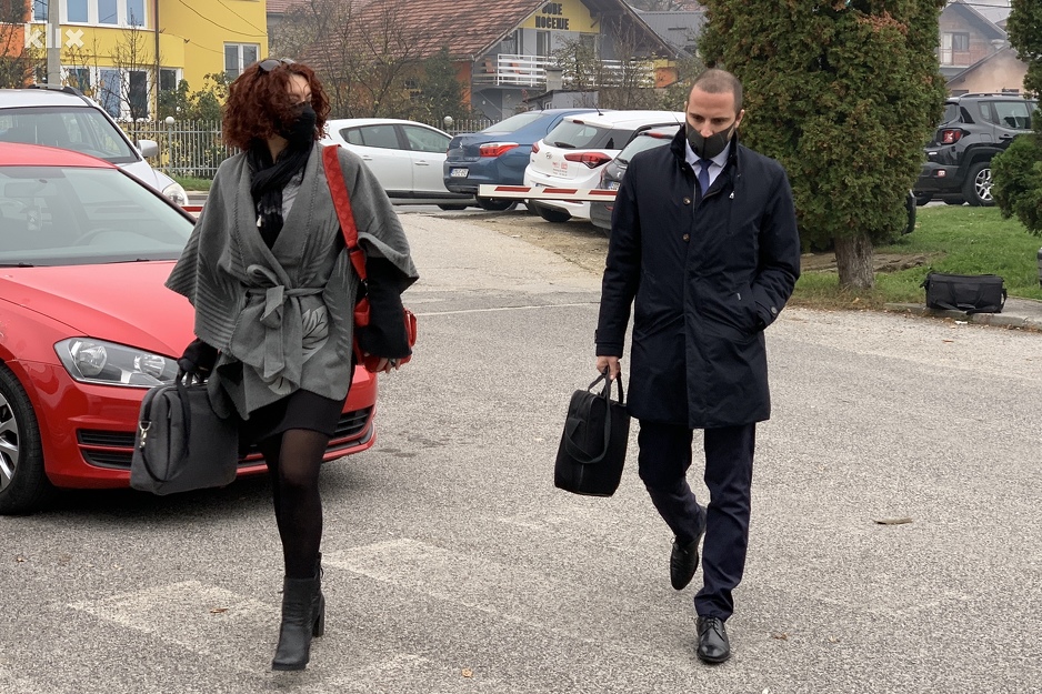 Uposlenik OSA-e Muhamed Pekić sa advokaticom (Foto: I. Š./Klix.ba)