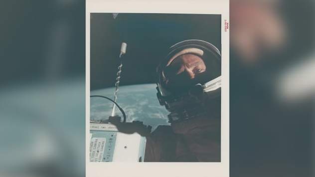 Prvi autoportret u svemiru / Buzz Aldrin (1966)