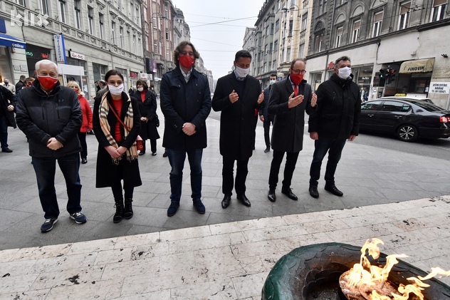 Članovi SDP-a položili cvijeće pred Vječnom vatrom (Foto: T. S./Klix.ba)
