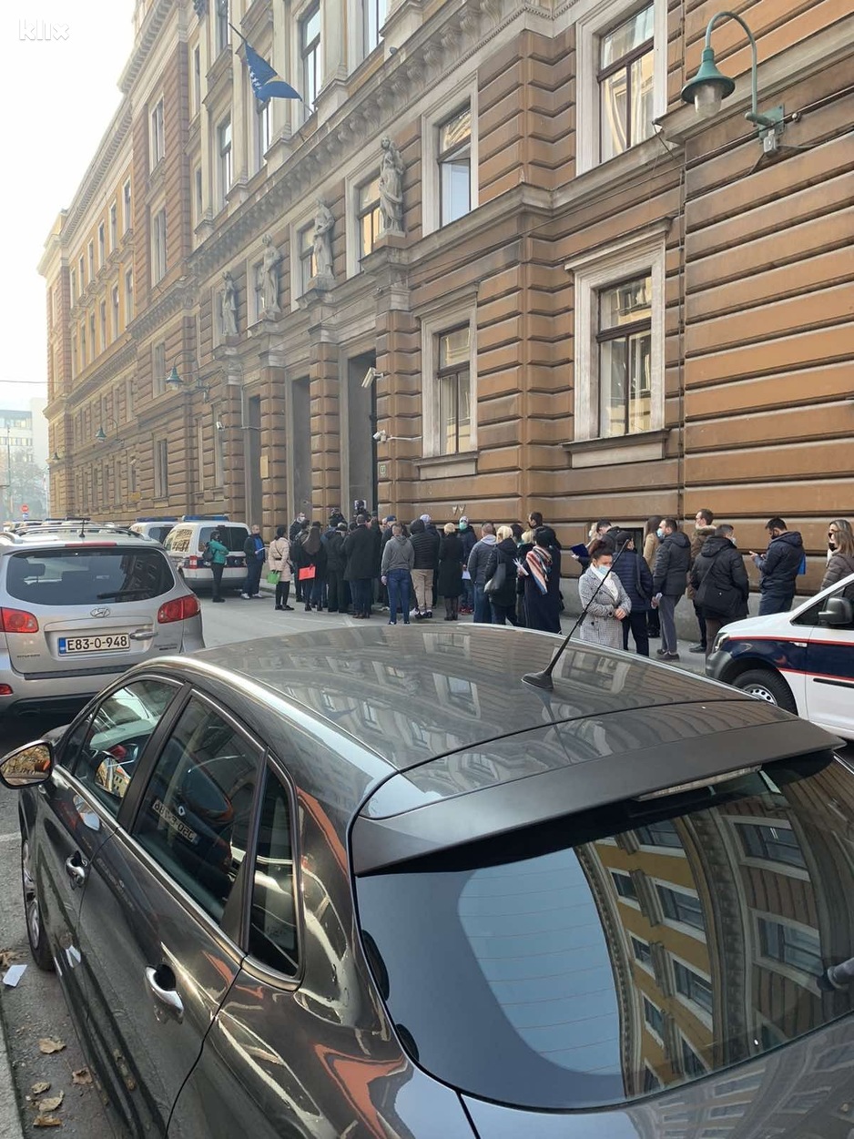 Građani satima čekaju ispred Općinskog suda (Foto: Čitatelj)