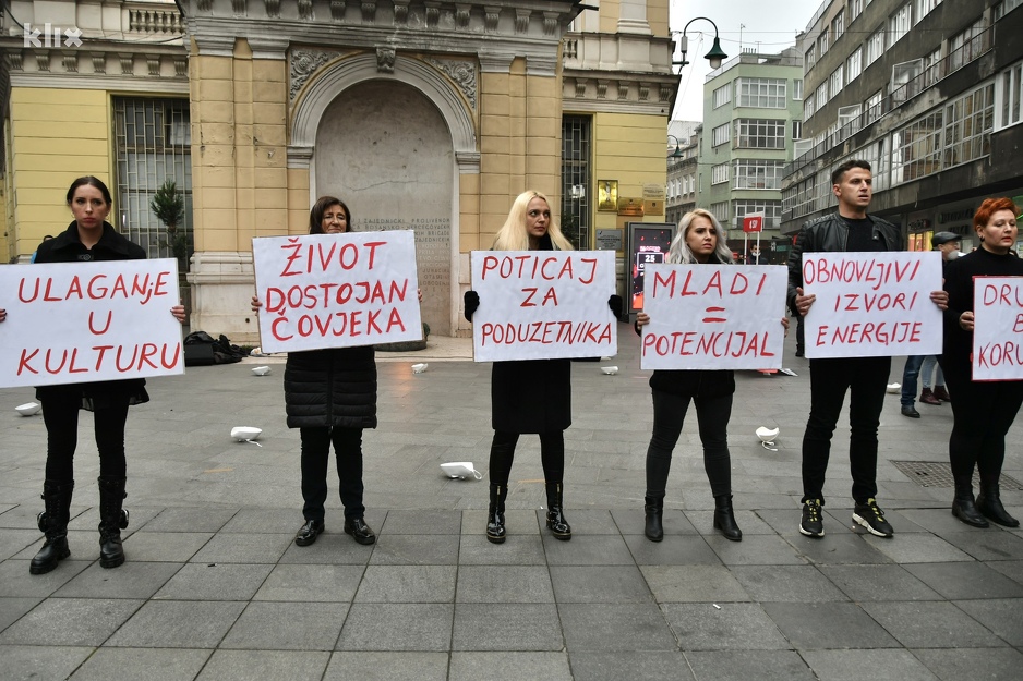 Članovi Platforme za progres ispred Vječne vatre (Foto: I. Š./Klix.ba)
