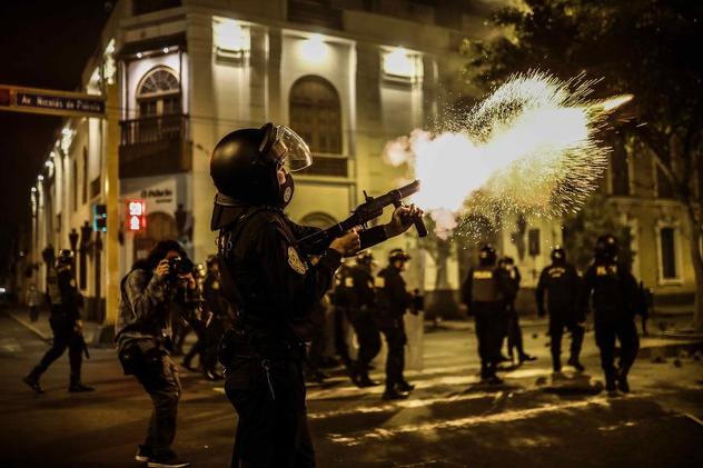 Policija demonstrante tjerala suzavcem i gumenim mecima (Foto: EPA-EFE)