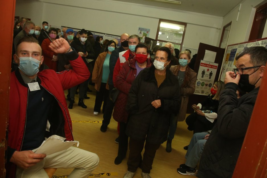Gužve na biralištima u Banjoj Luci (Foto: Siniša Pašalić/RAS)