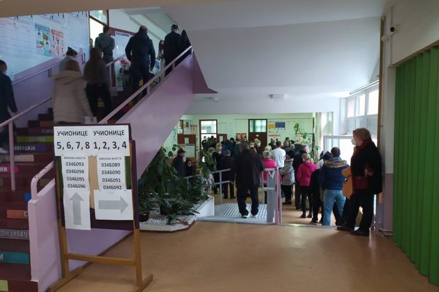 Gužve u unutrašnjosti biračkih mjesta (Foto: Nataša Telebak/RAS Srbija)