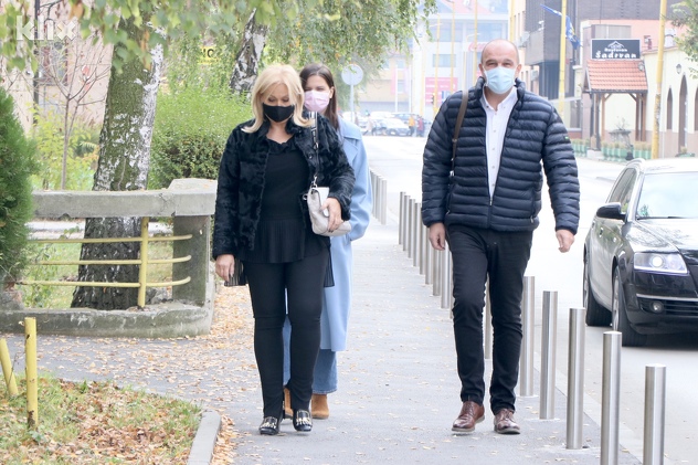 Enver Bijedić na biračko mjesto je stigao u pratnji kćerke i supruge (Foto: A. K./Klix.ba)