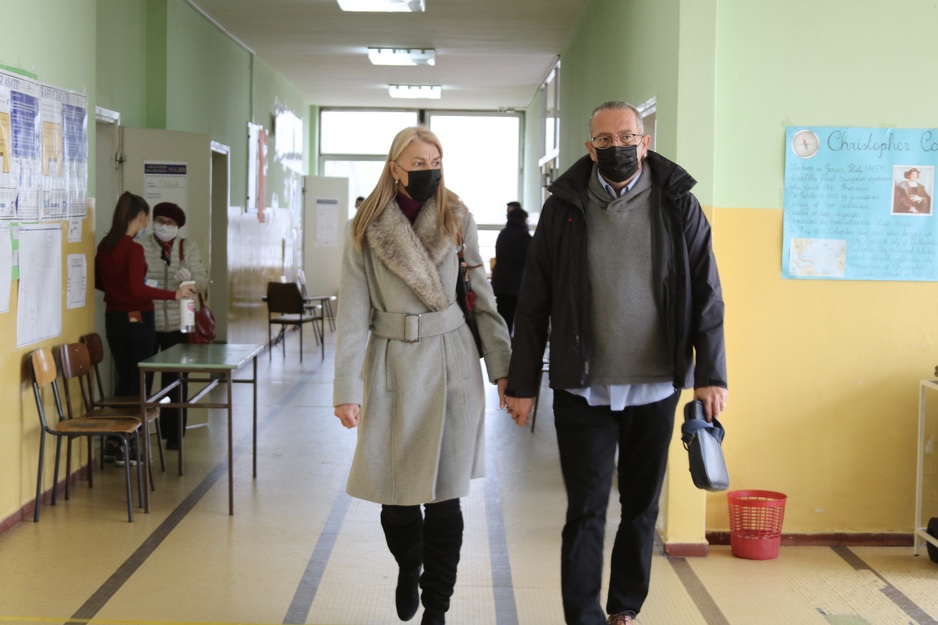 Alen Kamerić na glasanje je došao u pratnji supruge (Foto: PDA)