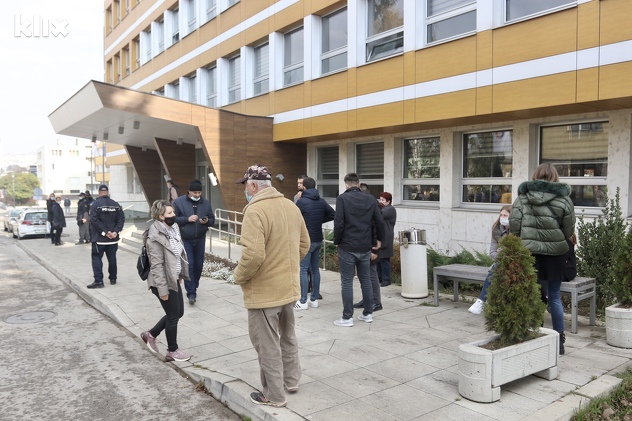 Građani se okupili ispred Općine Ilijaš (Foto: D. Ć./Klix.ba)
