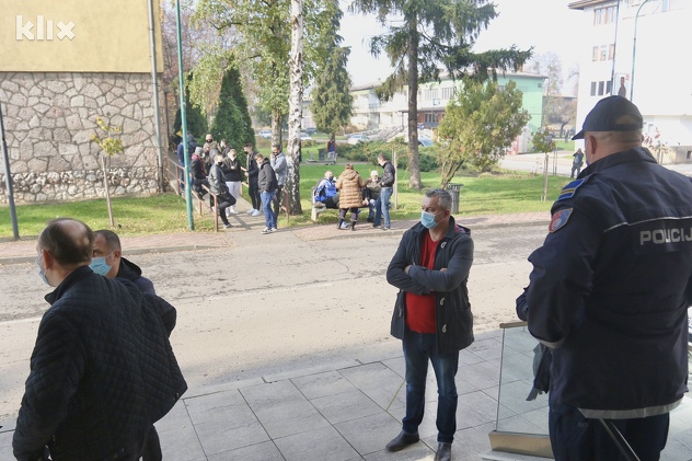 Građani ne pristaju da se prebroje samo glasovi iz određenih vreća (Foto: D. Ć./Klix.ba)