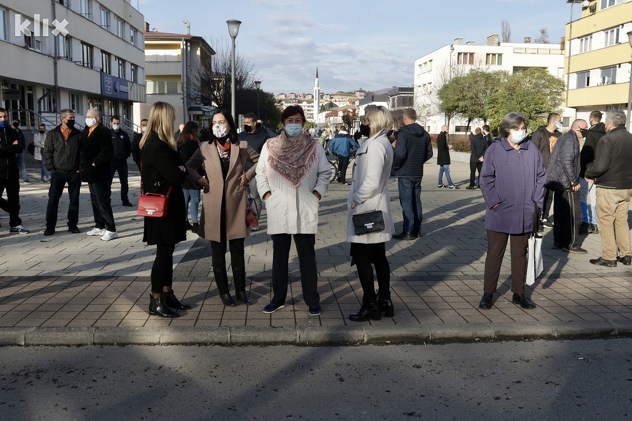 Građani Ilijaša od jutros se nalaze ispred zgrade Općine (Foto: D. S./Klix.ba)