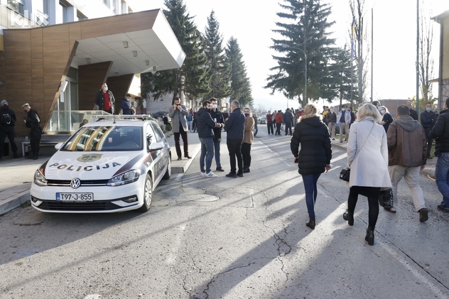 Skup osigurava policija (Foto: D. S./Klix.ba)
