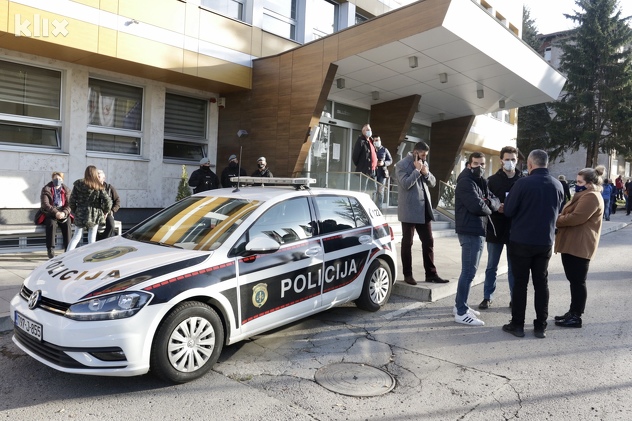 Građani Ilijaša ispred zgrade Općine (Foto: D. S./Klix.ba)
