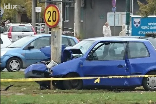 Automobil udario u banderu (Foto: Čitatelj)