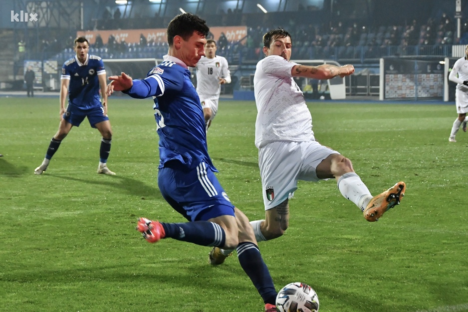 Čorluka osvaja loptu, dodaje do Gojaka koji šutira malo pored gola (Foto: I. Š./Klix.ba)
