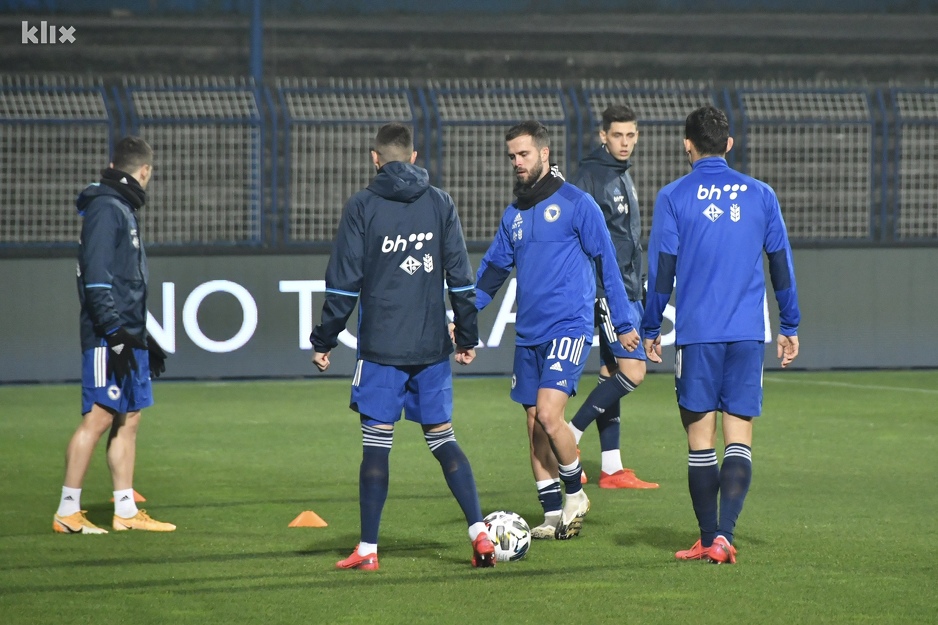Nogometaši BiH se zagrijavaju uoči meča protiv Italije (Foto: I. Š./Klix.ba)