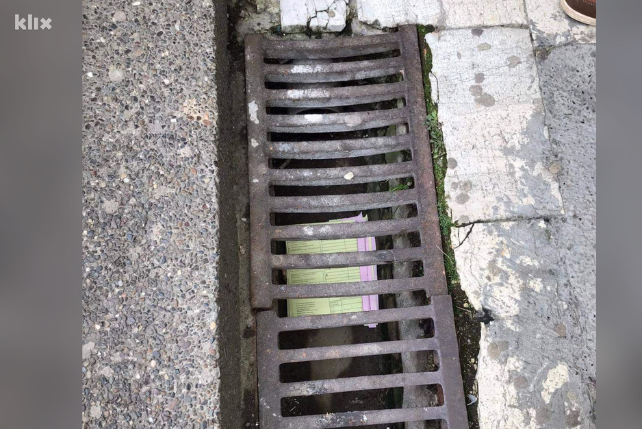 Izborni obrasci završili su čak i u odvodu (Foto: Klix.ba)