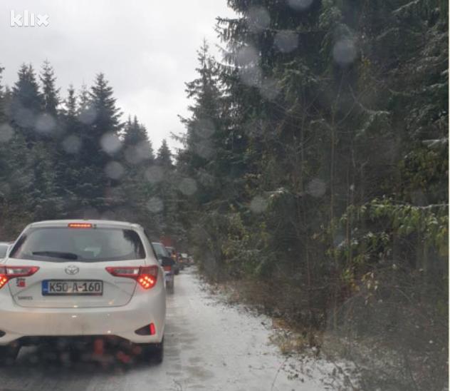 Neki od vozača stavljaju lance na gume kako bi mogli voziti (Foto: Čitatelj)