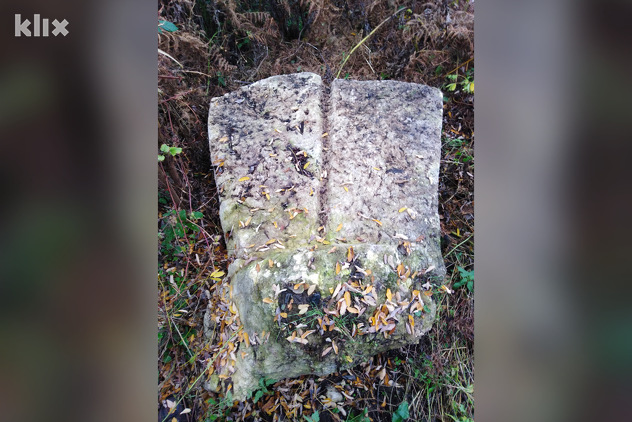 Dvije stele izrađene su od jednog monolita (Foto: Klix.ba)