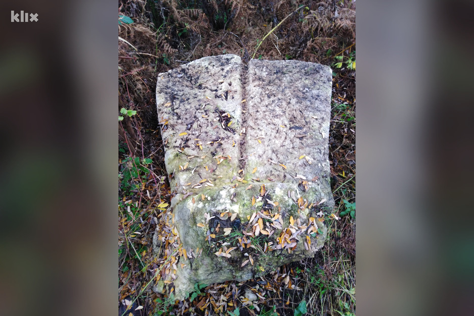 Dvije stele izrađene su od jednog monolita (Foto: Klix.ba)