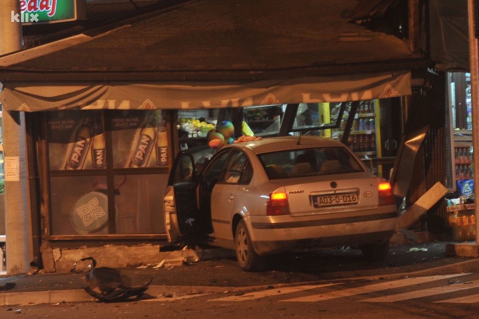 Od siline sudara automobil završio u prodavnici (Foto: A. K./Klix.ba)