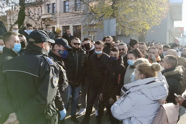 Na skupu se nalaze i policajci (Foto: Klix.ba)