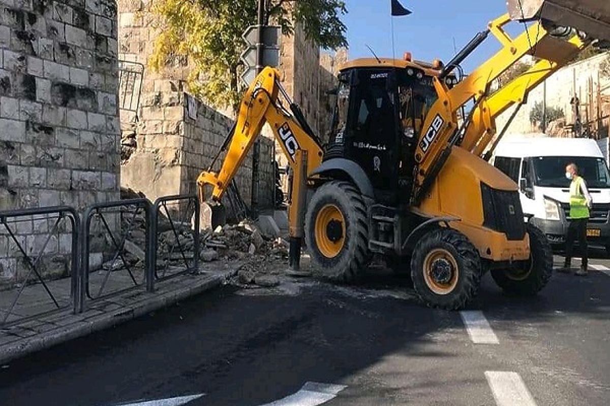 Općinski timovi okupacionih snaga su buldožerom srušili stepenište, Foto: Silwanic.net