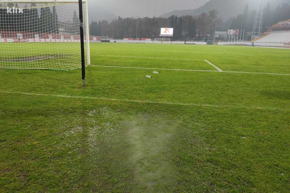 Teren na stadionu Pod Bijelim brijegom u jako lošem stanju (Foto: G. Š./Klix.ba)
