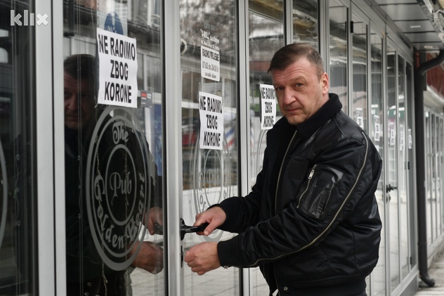 Adil Šurković ispred svog zatvorenog objekta (Foto: D. S./Klix.ba)