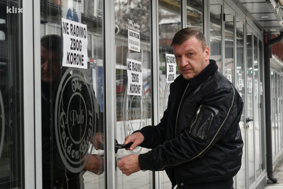 Adil Šurković ispred svog zatvorenog objekta (Foto: D. S./Klix.ba)