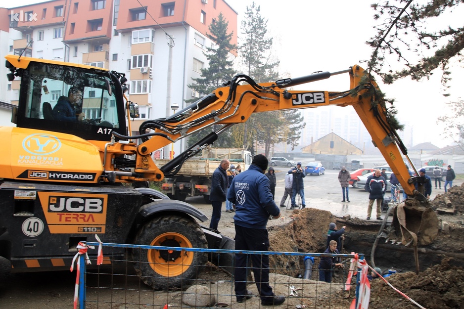 Djelatnici JKP Vodovod i kanalizacija od jutros na terenu (Foto: A. K./Klix.ba)