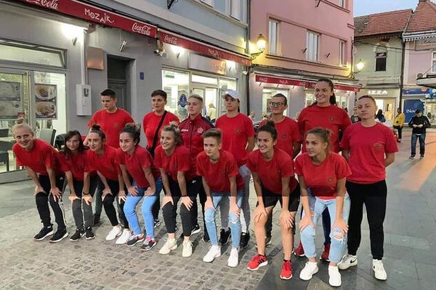 Edina Serhatlić (druga s lijeva čuči) bila je omiljena među saigračicama