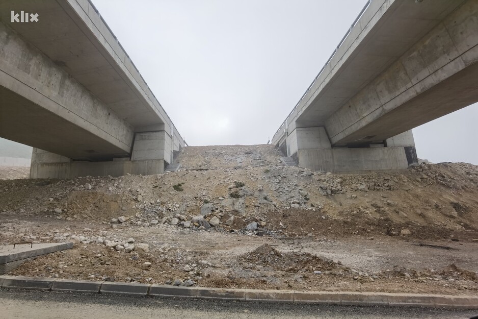 Još uvijek bez zaštitne ograde i mreže između lokalnog puta i autoceste (Foto: E. M./Klix.ba)
