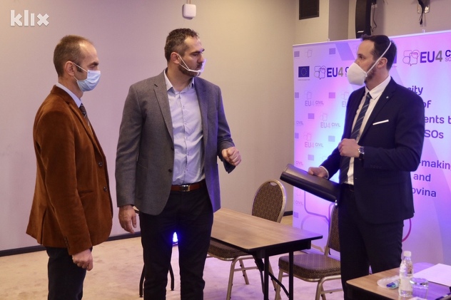 Igor Stojanović, Dušan Srdić sa Sašom Marićem iz Ombudsmena za zaštitu potrošača BiH (Foto: Klix.ba)
